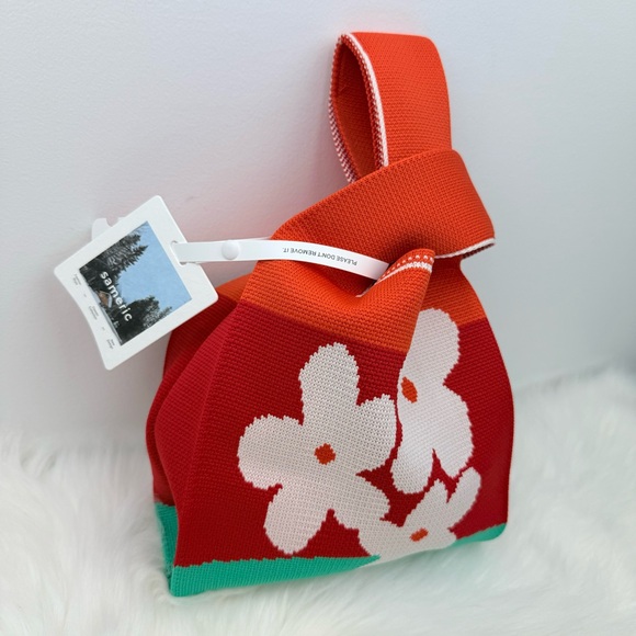 NWT Red Flower Compact Stylish Essentials Handheld Bag - Picture 5 of 6